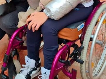 Imagen de archivo de una joven en silla de ruedas