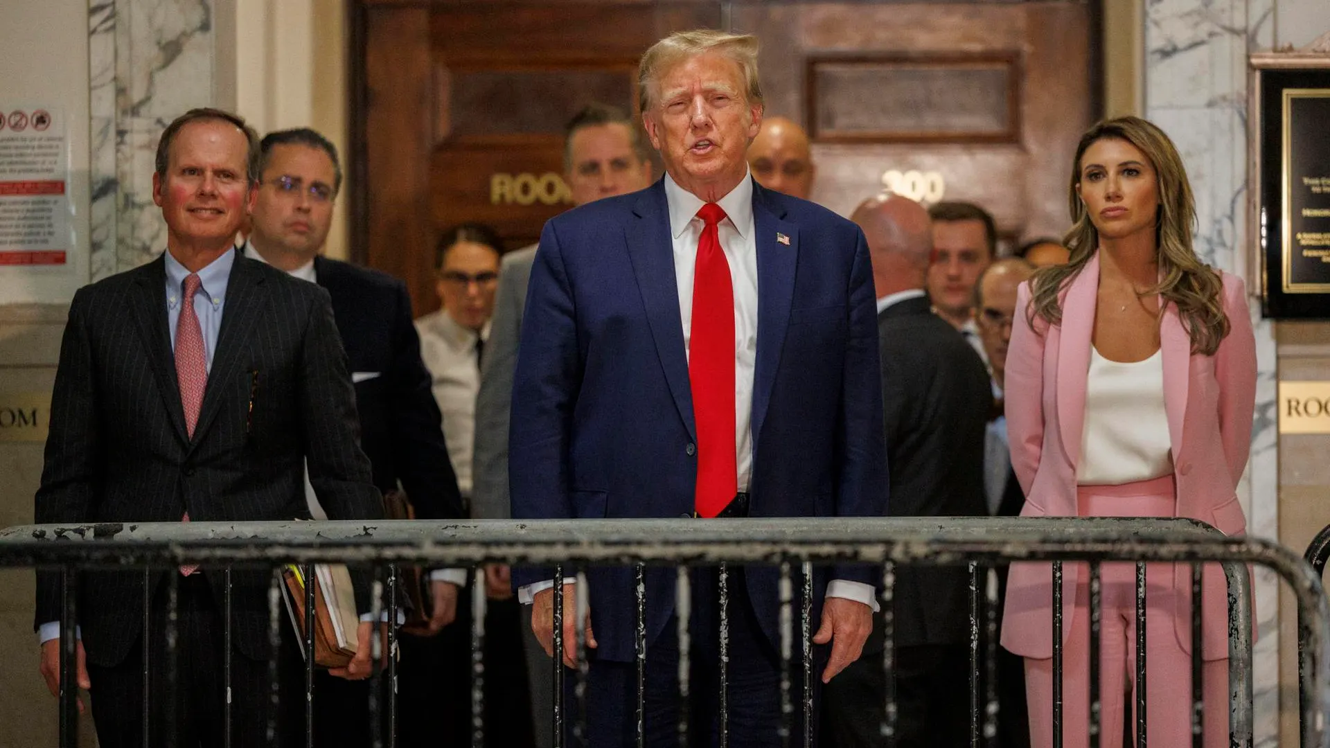 Trump compareciendo ante la prensa