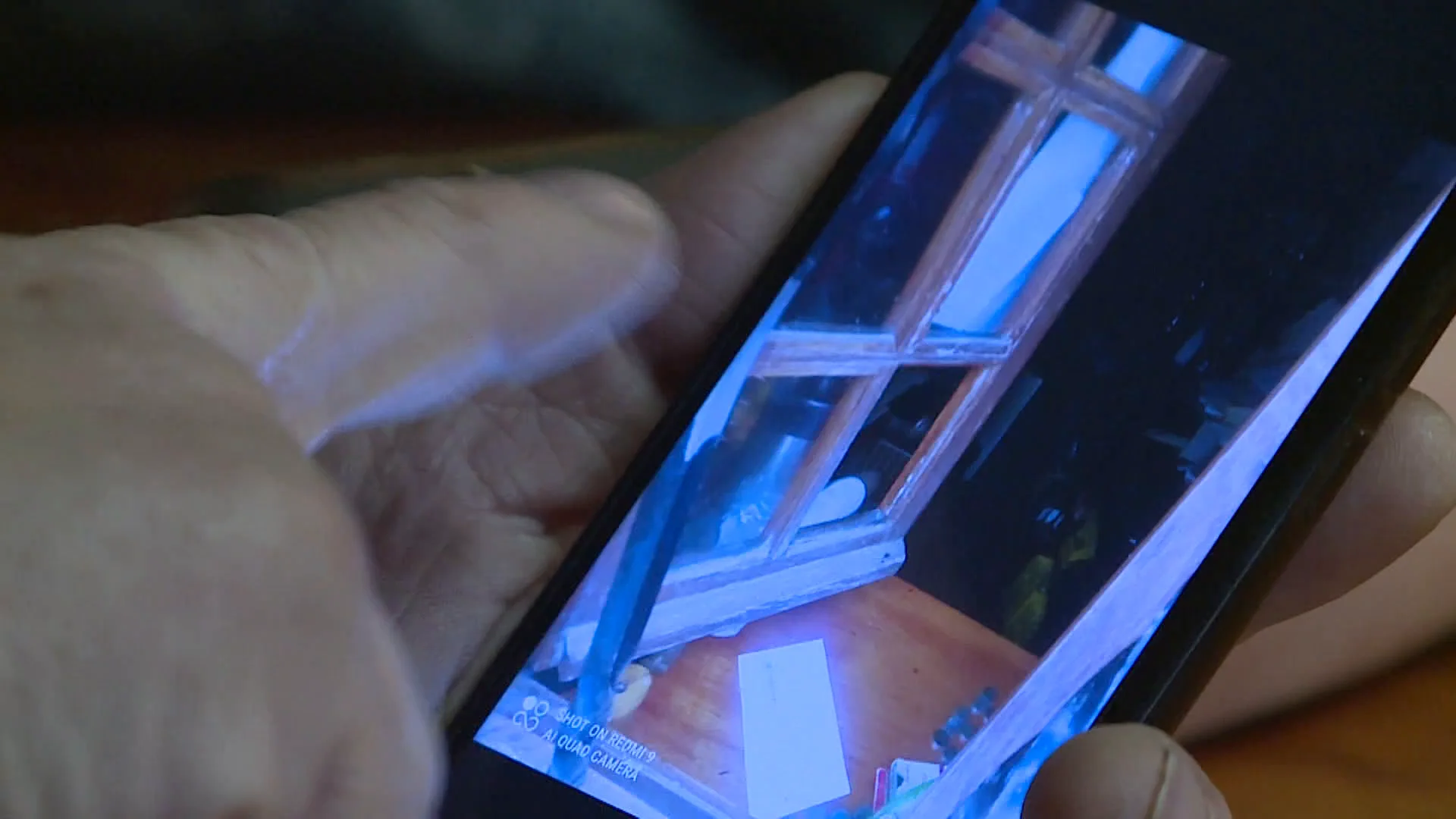 Móvil de un vecino que muestra las fotografías del robo Robos