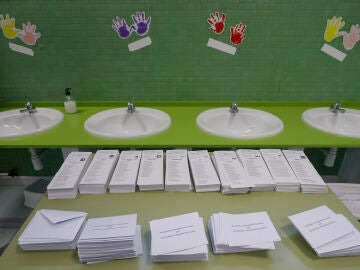 Papeletas dispuestas para los electores en un colegio electoral 