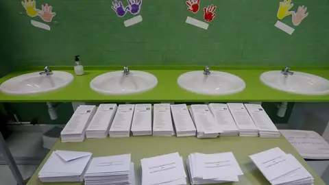 Papeletas dispuestas para los electores en un colegio electoral Papeletas dispuestas para los electores en un colegio electoral