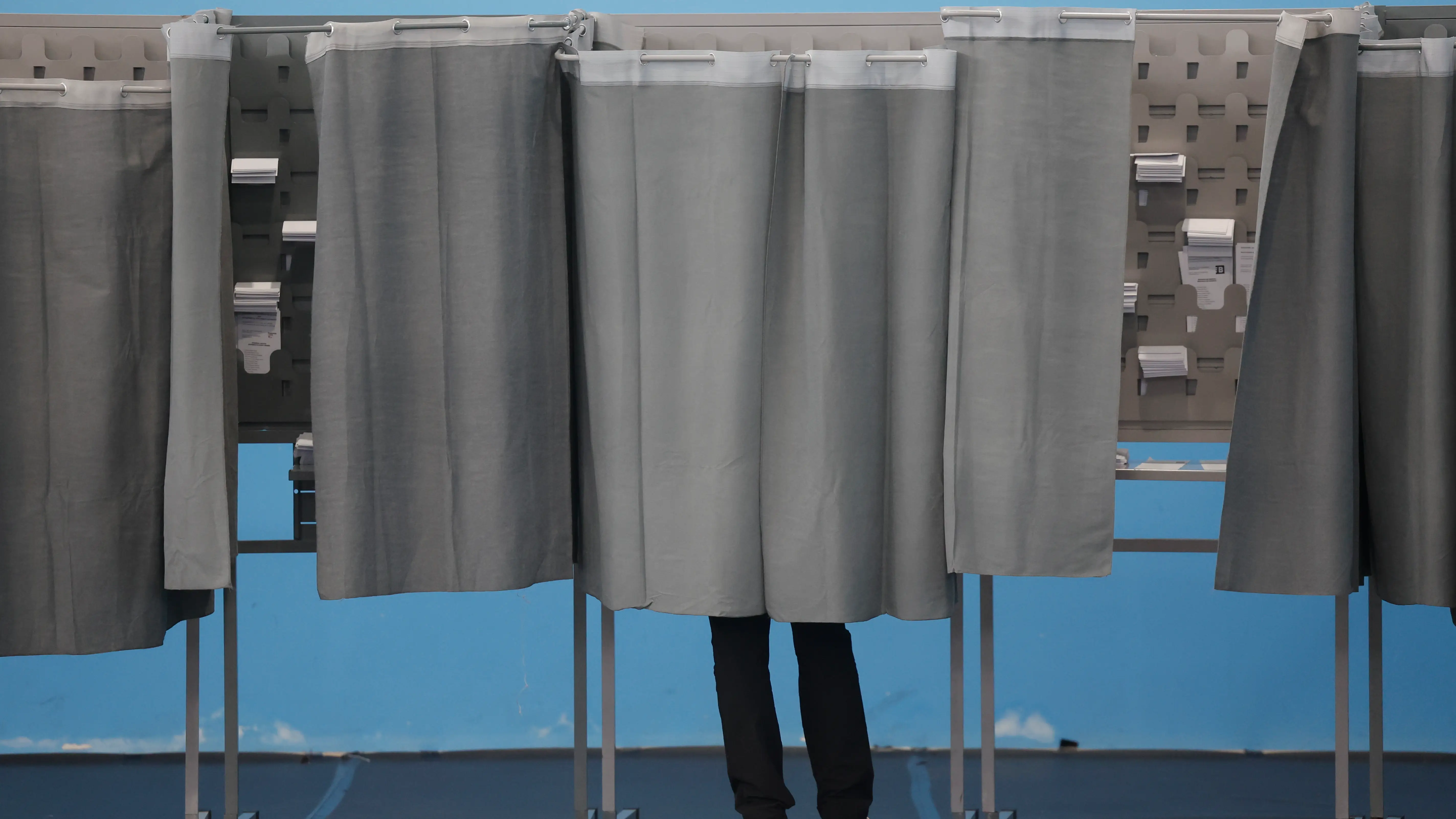 Un hombre utiliza una cabina de votación en el colegio Ames a las afueras de Santiago de Compostela Un hombre utiliza una cabina de votación en el colegio Ames a las afueras de Santiago de Compostela