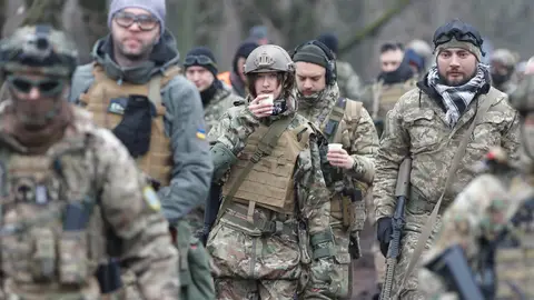 Soldados ucranianos cerca de Kiev