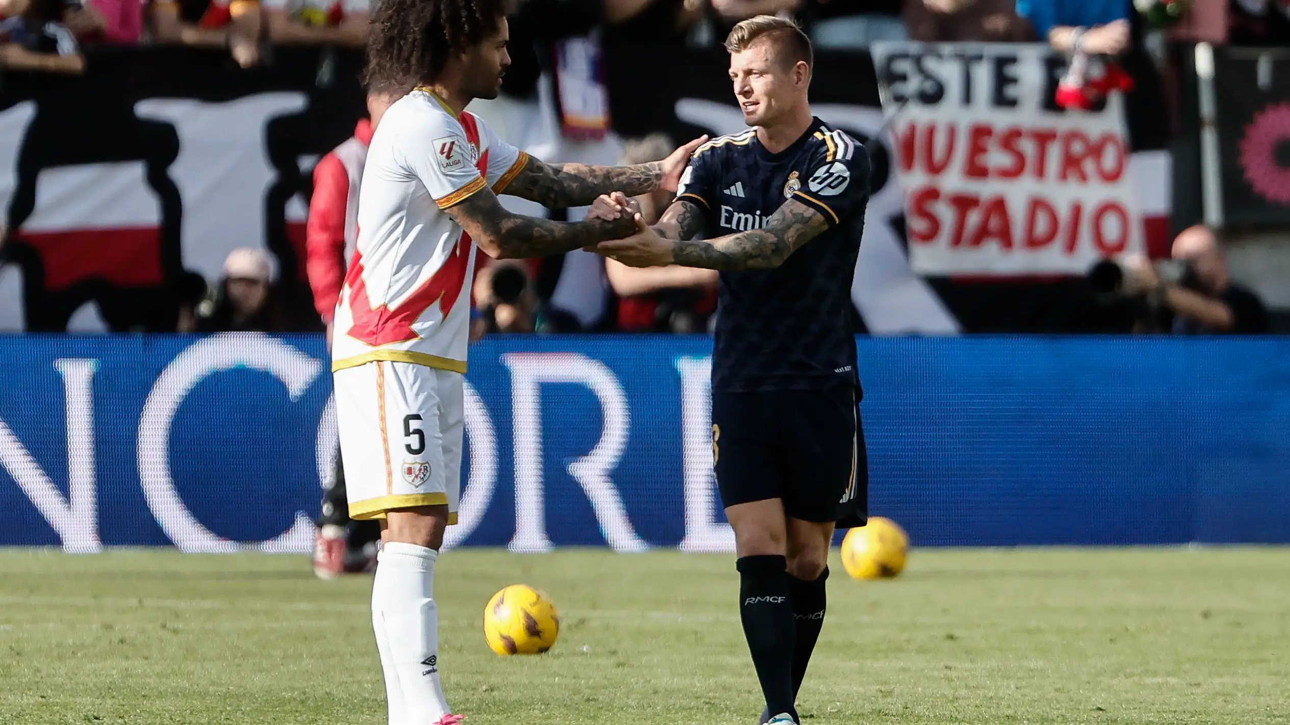 Aridane Hernández y Toni Kroos se saludan tras el partido en Vallecas Aridane Hernández y Toni Kroos se saludan tras el partido en Vallecas