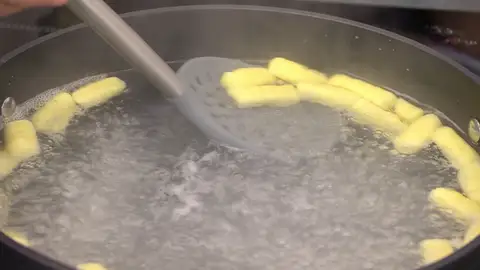 Calienta una cazuela grande con agua y sazónala Calienta una cazuela grande con agua y sazónala