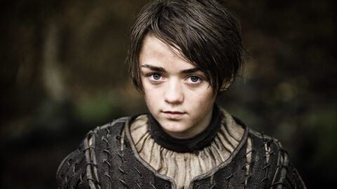 Maisie Williams como Arya Stark al principio de Juego de Tronos