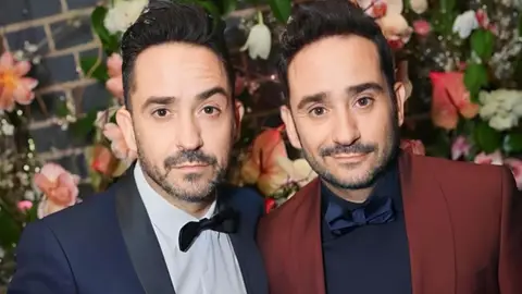 J.A. Bayona y su hermano Carlos Bayona J.A. Bayona y su hermano Carlos Bayona
