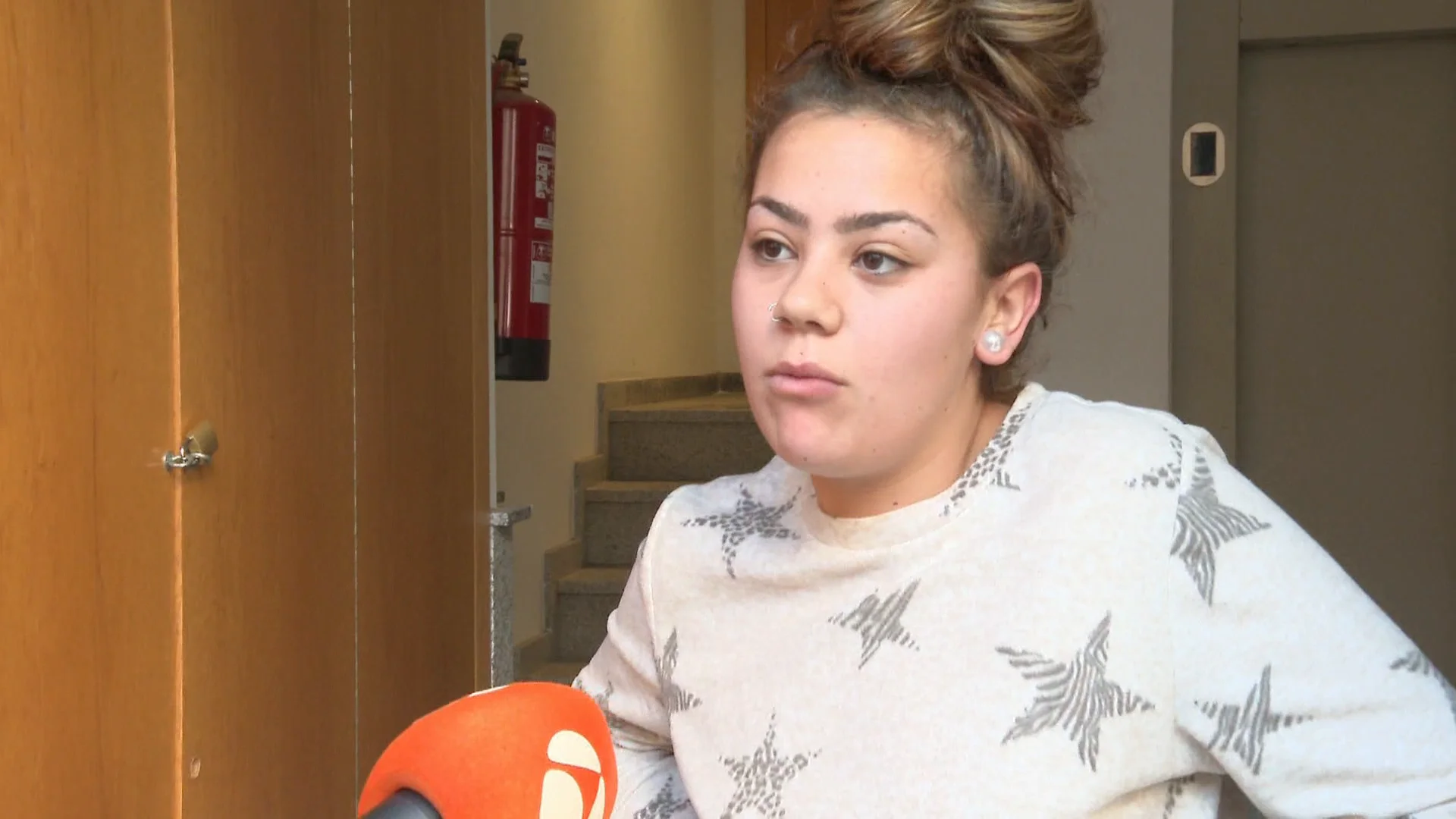 Una de las jóvenes que okupan un piso de la Sareb Antena 3 Noticias