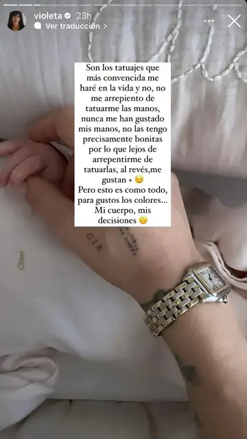 Violeta Mangriñán y su mano con tatuajes Violeta Mangriñán y su mano con tatuajes