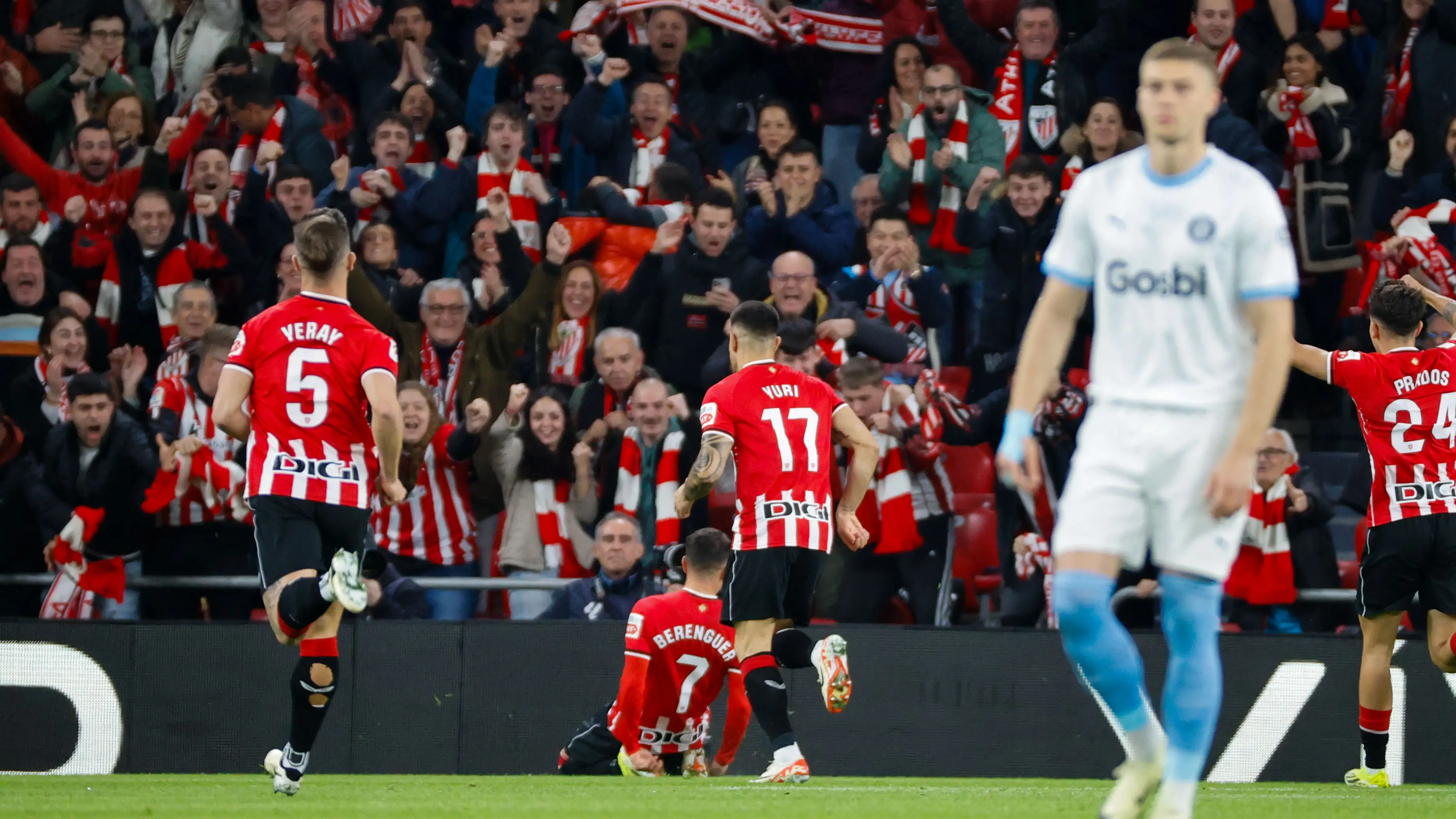 Los jugadores del Athletic celebran el primer gol de Berenguer (3-2)