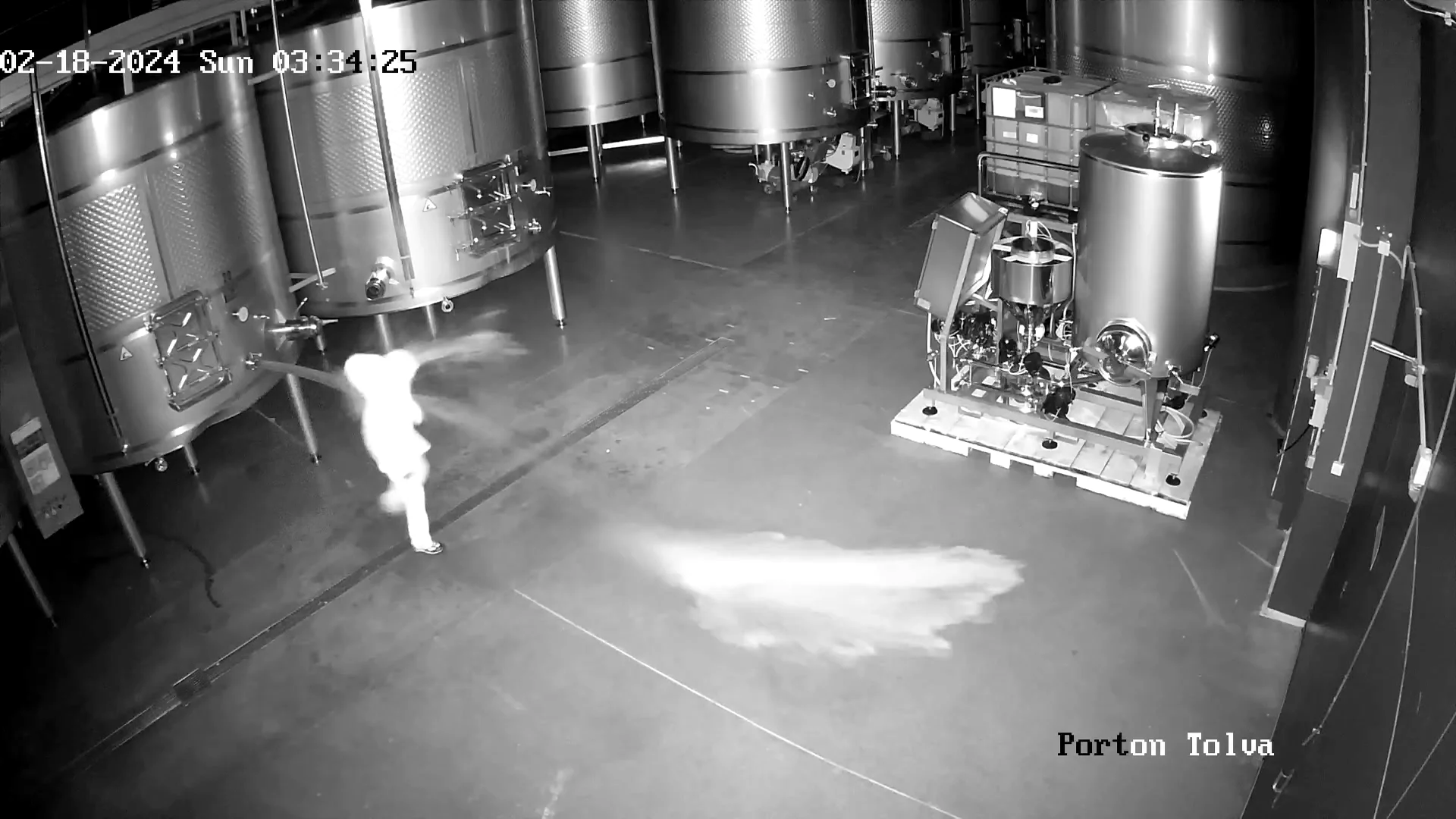 Un asaltante derrama el vino de una bodega en Valladolid Un asaltante derrama el vino de una bodega en Valladolid