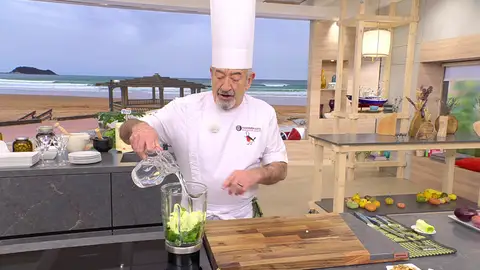 Vierte el agua y tritura bien Vierte el agua y tritura bien