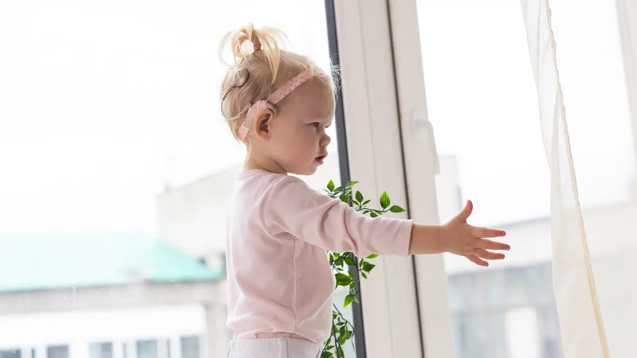 Una niña con un implante coclear Una niña con un implante coclear