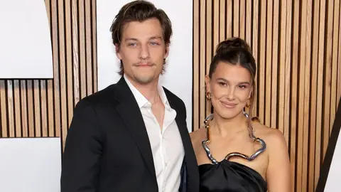 Millie Bobby Brown y su prometido Jake Bongiovi Millie Bobby Brown y su prometido Jake Bongiovi