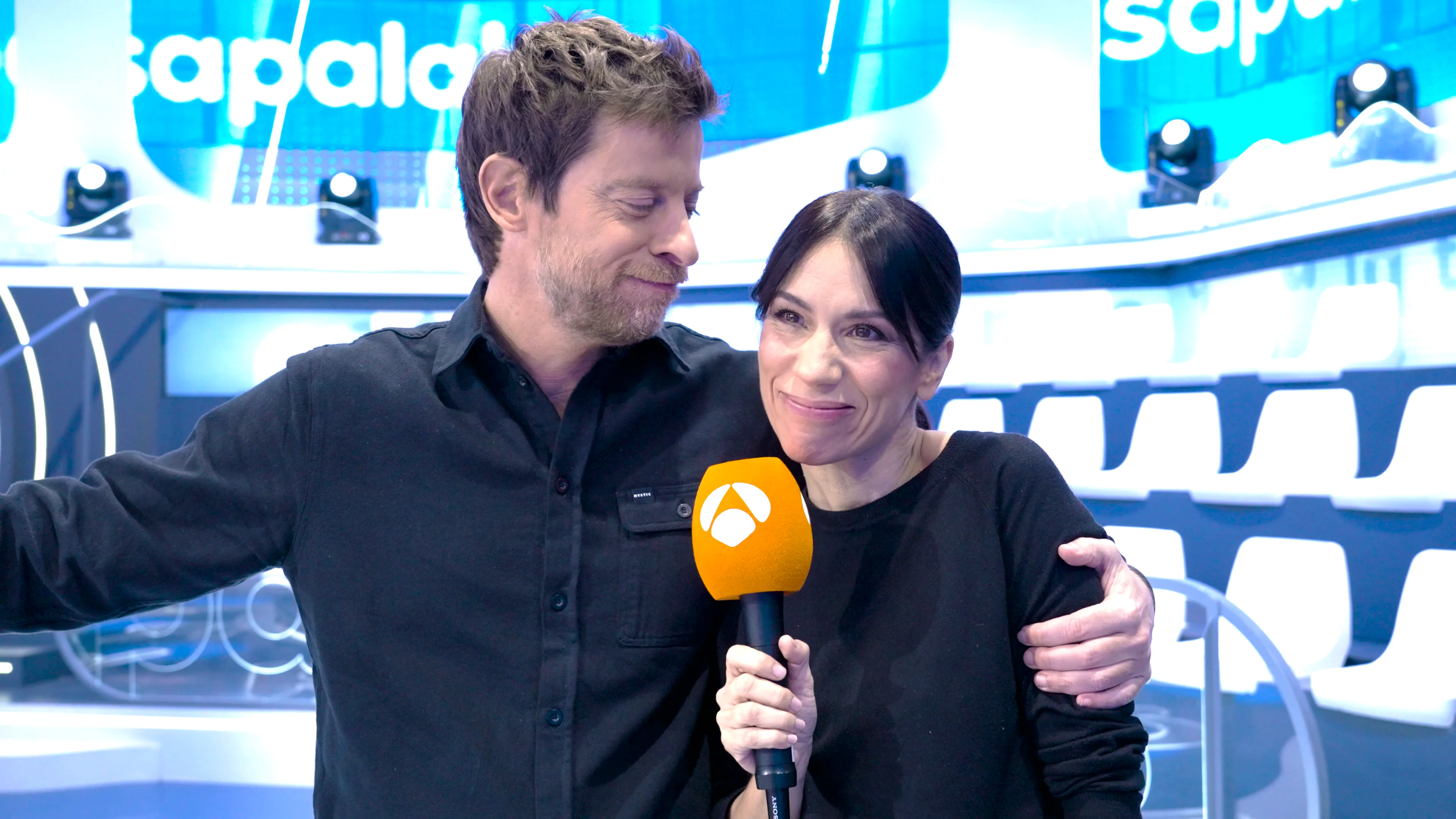 Manu Baqueiro e Itziar Miranda responden a las seis preguntas más esperadas por los fans de Amar es para siempre