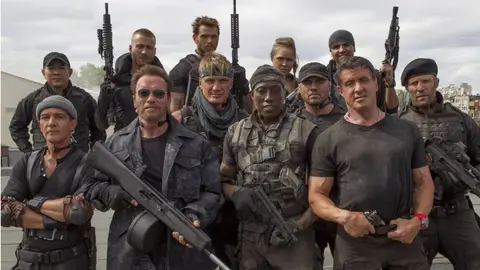 Jet Li, Glen Powell, Kellan Lutz, Ronda Rousey, Victor Ortiz, Antonio Banderas, Arnold Schwarzenegger, Dolph Lundgren, Wesley Snipes, Randy Couture, Sylvester Stallone y Jason Statham en The Expendables 3 (Los Mercenarios 3) Jet Li, Glen Powell, Kellan Lutz, Ronda Rousey, Victor Ortiz, Antonio Banderas, Arnold Schwarzenegger, Dolph Lundgren, Wesley Snipes, Randy Couture, Sylvester Stallone y Jason Statham en The Expendables 3 (Los Mercenarios 3)