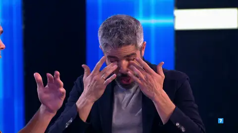 Las lágrimas de Roberto Leal frente a un momento único en el plató de El Desafío Las lágrimas de Roberto Leal frente a un momento único en el plató de El Desafío
