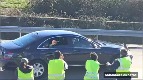 La reina Letizia saluda a un grupo de agricultores La reina Letizia saluda a un grupo de agricultores