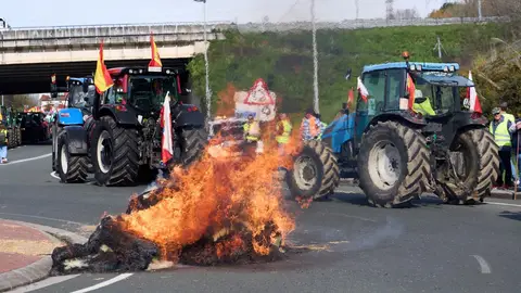 Tractorada de los ganaderos en Colindres. Tractorada de los ganaderos en Colindres.