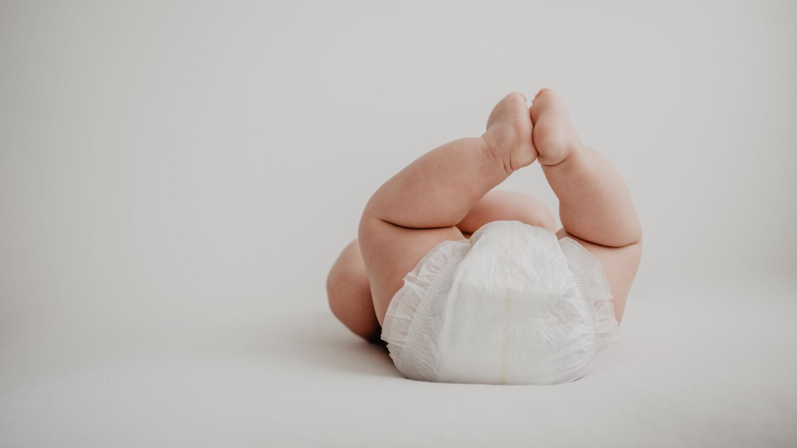 El motivo por el que debes cambiar el pañal a tu hijo de pie