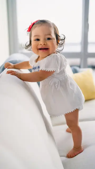Niña de pie Niña de pie