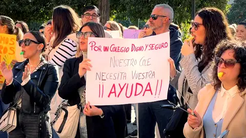800 alumnos de un colegio sevillano, obligados a dar clase en un pasillo: "La situación hay que solucionarla ya" 800 alumnos de un colegio sevillano, obligados a dar clase en un pasillo: "La situación hay que solucionarla ya"