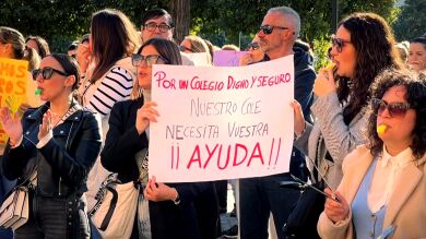 800 alumnos de un colegio sevillano, obligados a dar clase en un pasillo: 