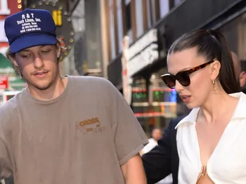 Millie Bobby Brown con Jake Bongiovi por Nueva York Millie Bobby Brown con Jake Bongiovi por Nueva York