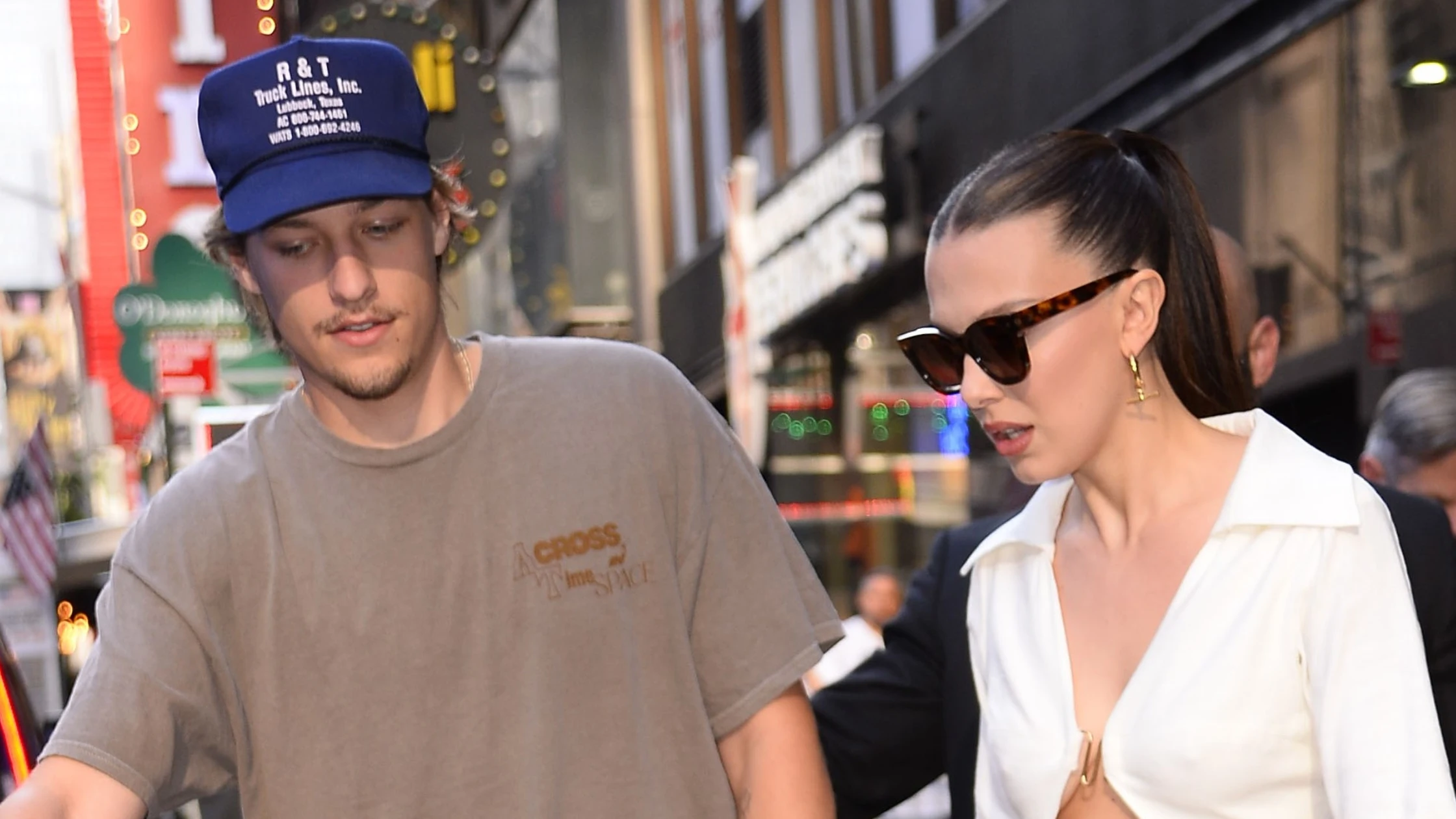 Millie Bobby Brown con Jake Bongiovi por Nueva York