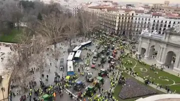 Así está la tractorada ahora en la Puerta de Alcalá