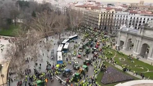 Así está la tractorada ahora en la Puerta de Alcalá Así está la tractorada ahora en la Puerta de Alcalá