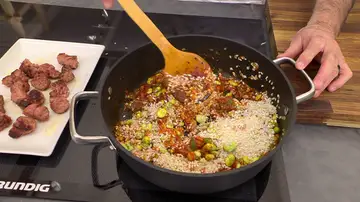 Agrega el arroz, rehógalo brevemente y vierte el caldo