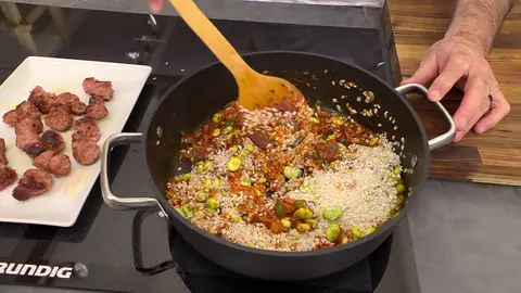 Agrega el arroz, rehógalo brevemente y vierte el caldo Agrega el arroz, rehógalo brevemente y vierte el caldo