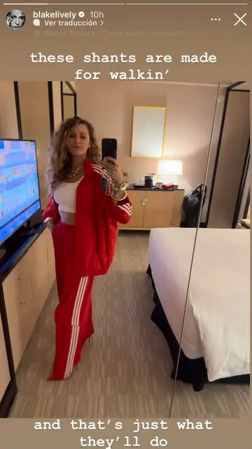 Blake Lively muestra su look de la Super Bowl Blake Lively muestra su look de la Super Bowl
