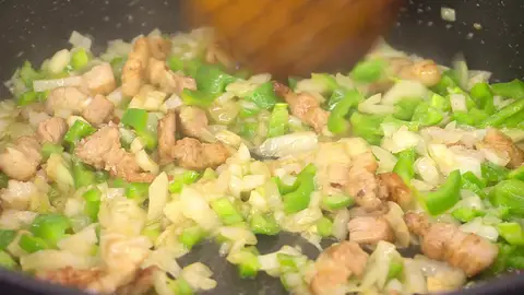 Añade las hortalizas a la tartera, sazona y rehógalas Añade las hortalizas a la tartera, sazona y rehógalas