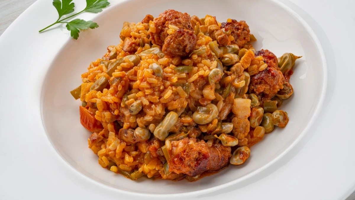 Arroz con butifarra y habitas