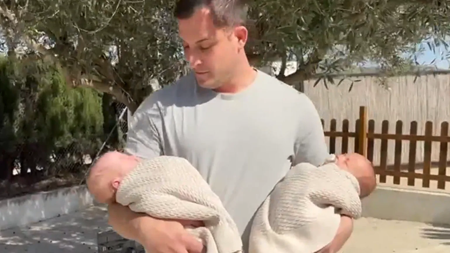 El pelotari Ian Álvarez con sus dos hijos El pelotari Ian Álvarez con sus dos hijos