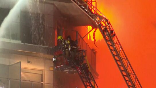 Rescatadas dos personas que estaban en el balc&oacute;n de su vivienda, en llamas en el incendio de Valencia