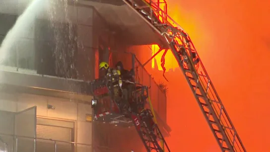 Rescatadas dos personas que estaban en el balcón de su vivienda, en llamas en el incendio de Valencia Rescatadas dos personas que estaban en el balcón de su vivienda, en llamas en el incendio de Valencia