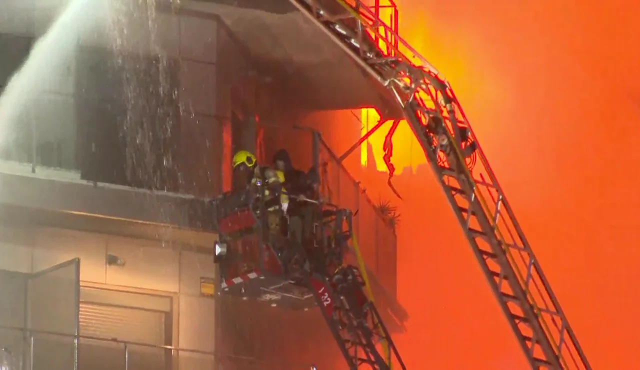 Rescatadas dos personas que estaban en el balcón de su vivienda, en llamas en el incendio de Valencia