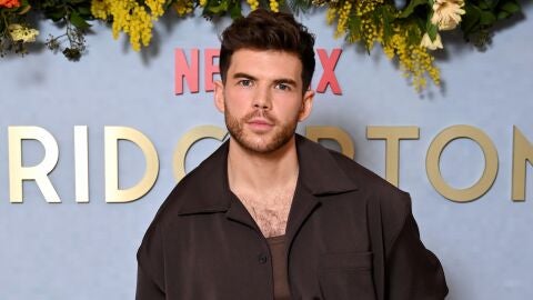Luke Newton en la proyección de la temporada 3 de Los Bridgerton en Londres