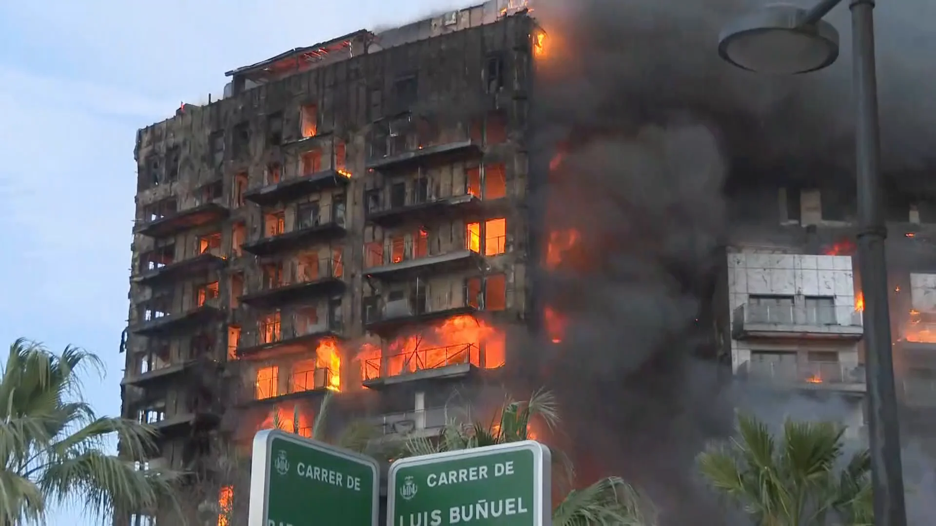 El incendio se ha desatado en uno de los pisos y las llamas se han propagado rápidamente por todo el edificio. El incendio se ha desatado en uno de los pisos y las llamas se han propagado rápidamente por todo el edificio.