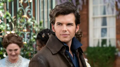 Luke Newton como Colin Bridgerton Luke Newton como Colin Bridgerton