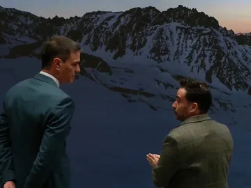 Pedro Sánchez y Bayona en el set de rodaje de La sociedad de la nieve Pedro Sánchez y Bayona en el set de rodaje de La sociedad de la nieve