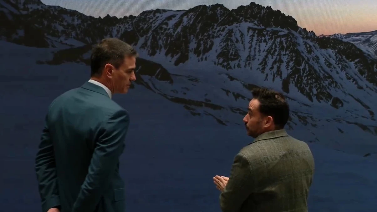 Pedro S&aacute;nchez y Bayona en el set de rodaje de La sociedad de la nieve