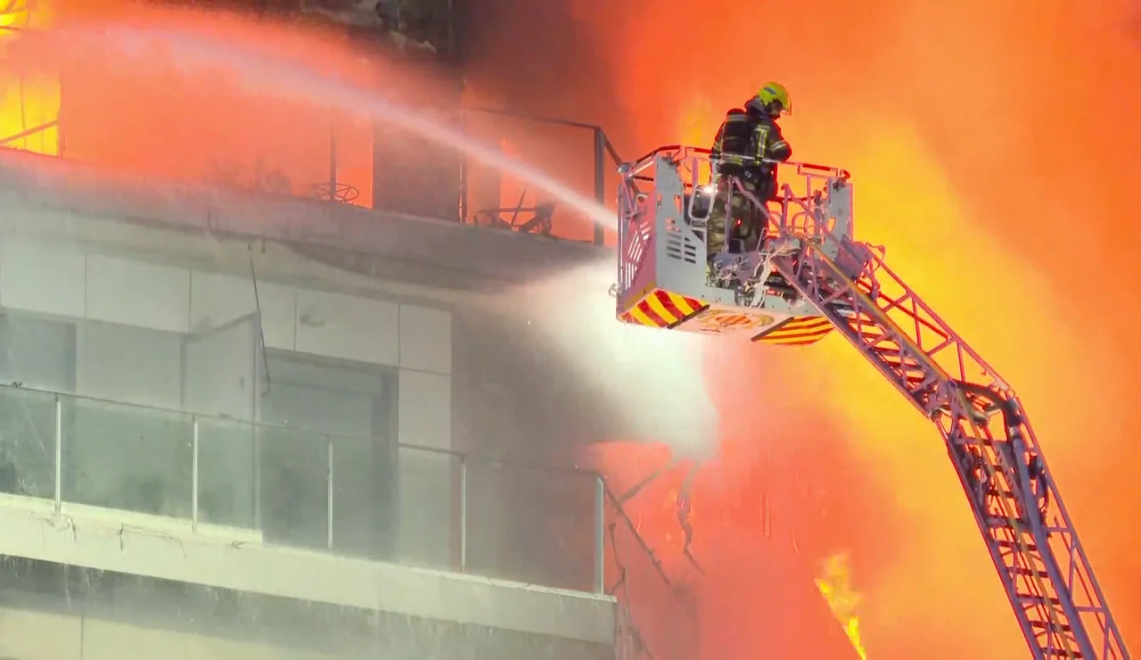 Un testigo del incendio del edificio de Valencia relata cómo tratan de rescatar a un joven atrapado en su vivienda