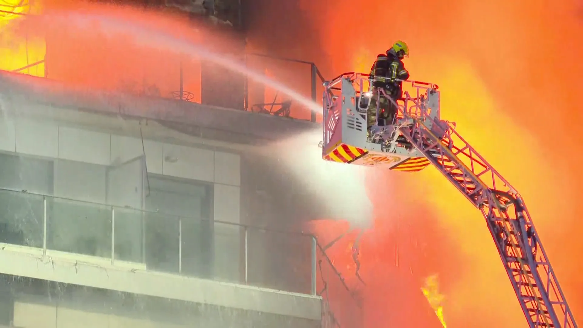 Un testigo del incendio del edificio de Valencia relata cómo tratan de rescatar a un joven atrapado en su vivienda Un testigo del incendio del edificio de Valencia relata cómo tratan de rescatar a un joven atrapado en su vivienda