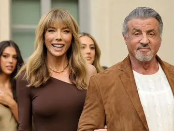 Jennifer Flavin y Sylvester Stallone con sus hijas Sistine y Sophia de fondo Jennifer Flavin y Sylvester Stallone con sus hijas Sistine y Sophia de fondo
