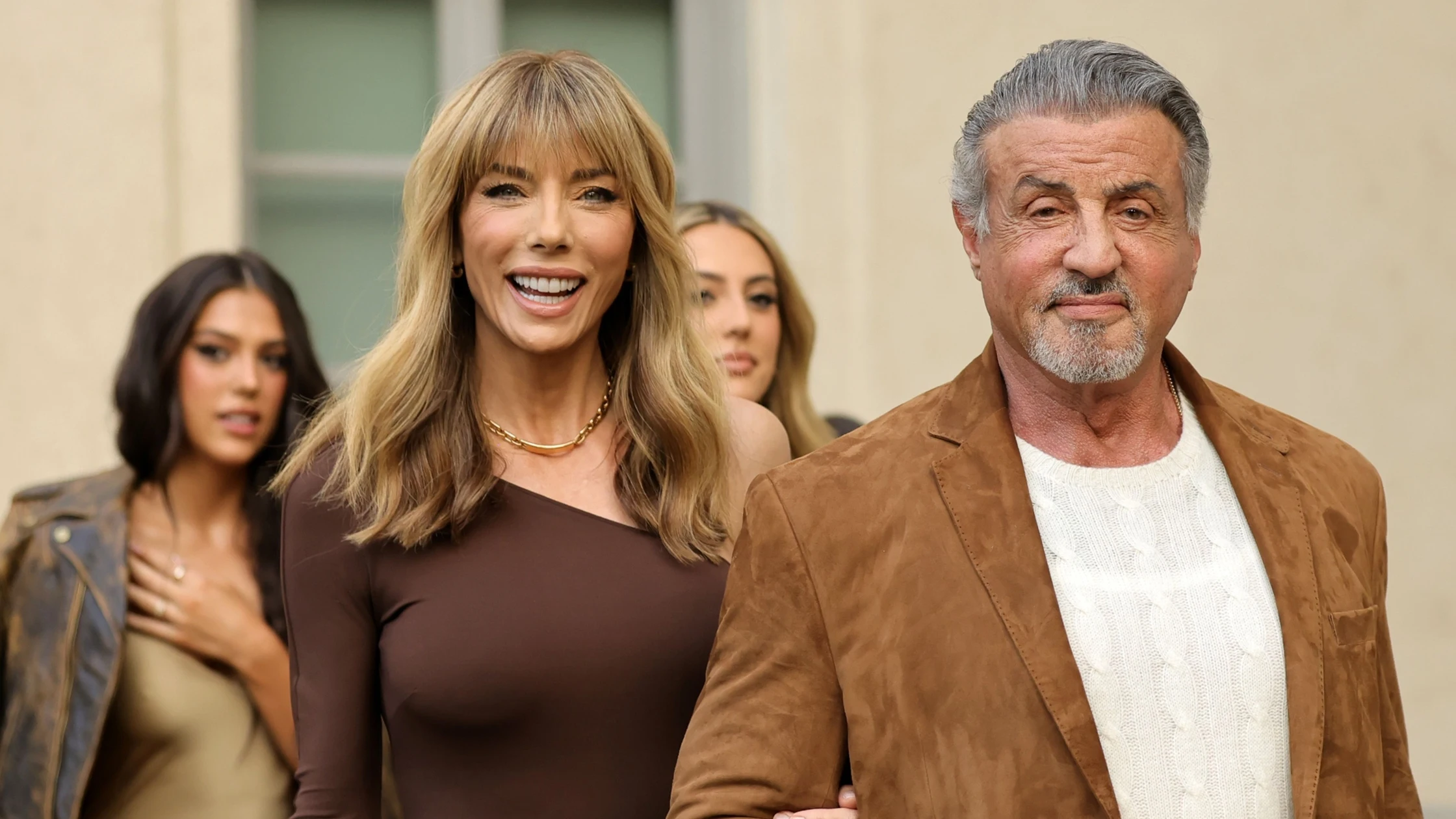 Jennifer Flavin y Sylvester Stallone con sus hijas Sistine y Sophia de fondo Jennifer Flavin y Sylvester Stallone con sus hijas Sistine y Sophia de fondo