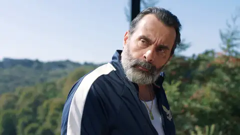 Kadir, un hombre despiadado y sin escrúpulos ¡Así es el nuevo villano de Secretos de familia! Kadir, un hombre despiadado y sin escrúpulos ¡Así es el nuevo villano de Secretos de familia!